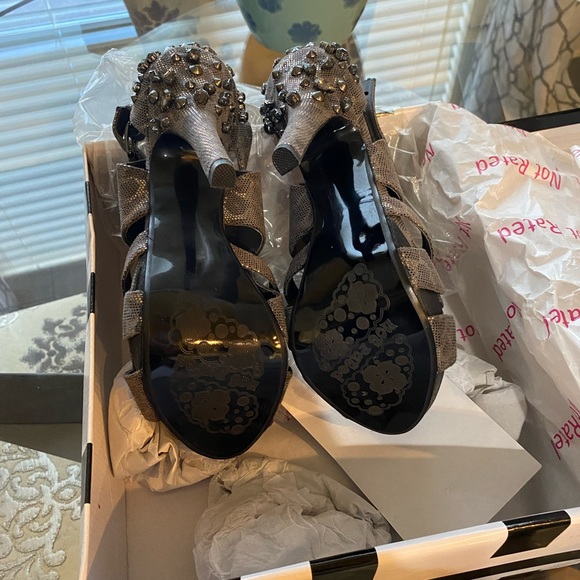 Strapy and blingy sandals-New in the box without receipt - Picture 3 of 4